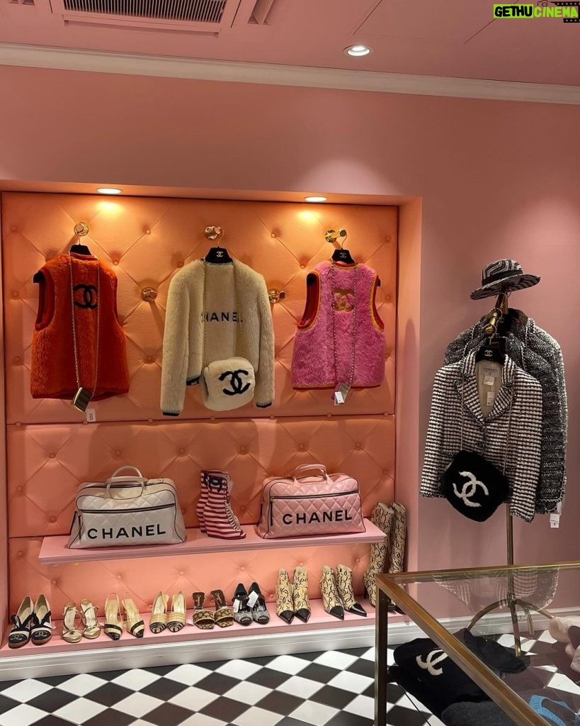 Galilea Montijo Instagram - Esta tienda es una locura 😍 @amore_tokyo #vintagechanel Tokyo, Japan