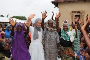 Gamze Özçelik Instagram - Bu sene Kurban Bayramını Afrika’da geçirdiğim 5. senem oldu. İlk sene Sudan, 2. sene Somali, 3.,4. sene Tanzanya derken bu seneyi de Togo’da geçirmek nasip oldu. Umuda Koşanlar olarak ise 8 ülkede 12 bölgedeydik. Bilenler bilir kurban bayramı bizim için hem operasyonel, hem saha açısından gerçekten çok ama çok zordur. O kadar risk taşır ki saymakla bitmez. Bu seneyi de Elhamdulillah büyük bir problem yaşamadan tamamladık. Ekibimiz gerçekten hem içeride hem dışarıda büyük bir özveri ile çalıştı. Hepsine ne kadar teşekkür etsem az. Stresten biraz sizi kırdığım zamanlar olduysa hakkınızı helal edin. Zordu ama onbinlerce insanın duası olduk. Sizi seviyorum yol arkadaşlarım. 
İyi ki varsınız 💚💙… @umudakosanlar #UmudaKosanlar #Kurban2021