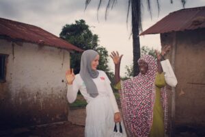 Gamze Özçelik Instagram - Bu sene Kurban Bayramını Afrika’da geçirdiğim 5. senem oldu. İlk sene Sudan, 2. sene Somali, 3.,4. sene Tanzanya derken bu seneyi de Togo’da geçirmek nasip oldu. Umuda Koşanlar olarak ise 8 ülkede 12 bölgedeydik. Bilenler bilir kurban bayramı bizim için hem operasyonel, hem saha açısından gerçekten çok ama çok zordur. O kadar risk taşır ki saymakla bitmez. Bu seneyi de Elhamdulillah büyük bir problem yaşamadan tamamladık. Ekibimiz gerçekten hem içeride hem dışarıda büyük bir özveri ile çalıştı. Hepsine ne kadar teşekkür etsem az. Stresten biraz sizi kırdığım zamanlar olduysa hakkınızı helal edin. Zordu ama onbinlerce insanın duası olduk. Sizi seviyorum yol arkadaşlarım. 
İyi ki varsınız 💚💙… @umudakosanlar #UmudaKosanlar #Kurban2021