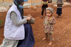 Gamze Özçelik Instagram - Bazı fotoğrafların hikayesi ayrı anlatılmalı bence.. Bu yollara gönül vermiş belki yüzbinlerce kişiyiz. Ama bitmiyor. Yokluk, ihtiyaçlar, yalnızlık, savaş bitmiyor.. Kafasını kapıyorsun ayağı açık kalıyor, karnını doyuruyorsun birileri geliyor ailesinden koparıyor.. bitmiyor.. Birlik olmadıkça, sesleri yetirince duyuramadıkça, bencillikten kurtulmadıkça, bizler sonuna kadar israfa devam ettikçe, çıkar ilişkileri sürdükçe de bitmeyecek. Her şey Allah ın ‘ OL! ’ demesine bağlı iken büyük bir çoğumuz bu gidişle bize verilen sınavı verenlerden olamayacağız maalesef.. ‘Allah’ım hayırda yolumuzu açık eyle, ayaklarımızı her daim yolunda sabit kıl. Bize birlik beraberlik nasip eyle.’ Amin 🌹 @umudakosanlar #UmudaKosanlar #İdlib #Syria . 📸; @huseyinbrcan