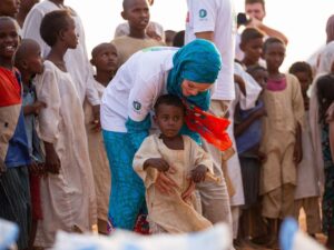Gamze Özçelik Instagram - Kalpten kalbe giden o yol en çok sizinle güzel.💙 @umudakosanlar #DünyaÇocukGünü
#WorldChildrensDay #Sudan