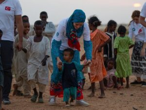 Gamze Özçelik Instagram - Kalpten kalbe giden o yol en çok sizinle güzel.💙 @umudakosanlar #DünyaÇocukGünü
#WorldChildrensDay #Sudan