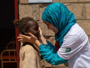 Gamze Özçelik Instagram - Kalpten kalbe giden o yol en çok sizinle güzel.💙 @umudakosanlar #DünyaÇocukGünü
#WorldChildrensDay #Sudan