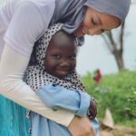 Gamze Özçelik Instagram - Biz aşkla yanmaya, hasret çekmeye, paylaşmaya, kavuşmaya ve hep daha fazlasını hayal etmeye gönüllü olmuşuz haberimiz yokmuş. Ne mutlu ki nasip olmuş. Çok şükür🌹 Bu zamana kadar yolda yoldaşım olan tüm dostlarıma muabbetle selam olsun. #dünyagönüllülergünü #worldvolunteerday @umudakosanlar #Chad #Turkey #Syria