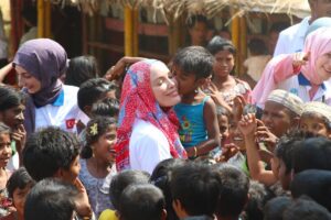 Gamze Özçelik Instagram - Servet dedikleri ❤️ @umudakosanlar #UmudaKosanlar #ArakanMülteciKampları #Rohingya #CoxsBazar #Bangladesh #UmutEvleri #Love 📷; @yavuzatalaycomtr
