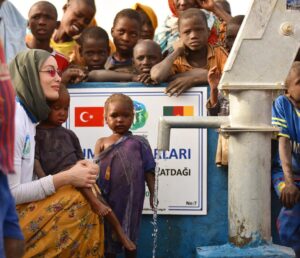 Gamze Özçelik Instagram - Şifalandıralım diye yola çıktık, gene biz şifa bulduk Elhamdulillah.. Yolumuzu açan, mazlum kullarıyla buluşturan, rızası için koşturtan Rabb’imize sonsuz şükürler olsun. Dokundurduğun her masum kalpte, baktırdığın her hüzünlü gözde, güldürttüğün her küçük bedende seni görüyoruz Allah’ım. Bu bize bir ömür yeter.🌷 @umudakosanlar #UmudaKosanlar #UmutPınarlarıSuKuyuları #Cameroon #Elhamdulillah 📷: @yavuzatalaycomtr