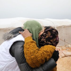 Gamze Özçelik Instagram - Sevmek için nedene ihtiyacı yoktur insanın. Sadece seversin. Bazen yolunu seversin, bazen gülüşünü, bazen masumiyetini.. Hele de çocuksa ne olursa olsun sadece seversin.. ❤️ @umudakosanlar #LoveİsEveryWhere #İdlib #Love
.
“Allah’ım ayaklarımızı yolunda sabit kıl”..
.
📷: @saidtetik