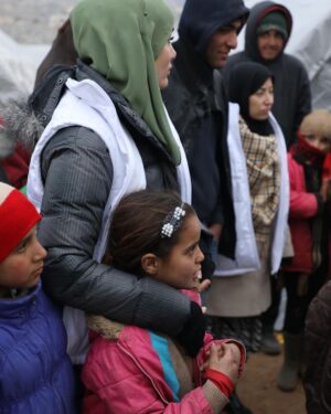 Gamze Özçelik Instagram - Sevmek için nedene ihtiyacı yoktur insanın. Sadece seversin. Bazen yolunu seversin, bazen gülüşünü, bazen masumiyetini.. Hele de çocuksa ne olursa olsun sadece seversin.. ❤️ @umudakosanlar #LoveİsEveryWhere #İdlib #Love
.
“Allah’ım ayaklarımızı yolunda sabit kıl”..
.
📷: @saidtetik