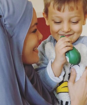 Gamze Özçelik Instagram - Biz aşkla yanmaya, hasret çekmeye, paylaşmaya, kavuşmaya ve hep daha fazlasını hayal etmeye gönüllü olmuşuz haberimiz yokmuş. Ne mutlu ki nasip olmuş. Çok şükür🌹 Bu zamana kadar yolda yoldaşım olan tüm dostlarıma muabbetle selam olsun. #dünyagönüllülergünü #worldvolunteerday @umudakosanlar #Chad #Turkey #Syria