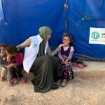 Gamze Özçelik Instagram - Sevmenin, gülümsemenin, affetmenin gücünü keşfet. Sabırlı ol, dua et, vazgeçme.. İlk başta sen unutma ki Gamze, önce sen ol ki, sözlerin nasihatten ötesi olabilsin. 💙💚 @umudakosanlar #UmudaKosanlar #Syria #İdlib #Aleppo #TBT.