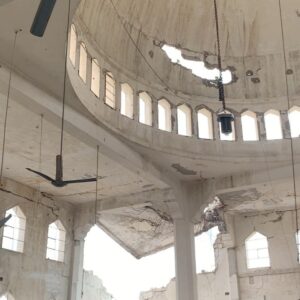 Gamze Özçelik Instagram - Şu gördüklerimiz bile bu dünyanın fani olduğunu bize hissettiremeseydi ne yapardık acaba? Ya duymaz olsaydı kalbimiz? Ya bize verilen şanın, şöhretin, malın, mülkün sahibi sansaydık kendimizi? Buralar zamanında zenginlerin yaşadığı bölgelermiş biliyor musunuz? Şimdi ise tam bir hayalet şehir. İyi ki ahiret var diyorsun burada. İyi ki.. Kim alırdı mazlumun öcünü? Kim zalime cezasını verirdi ahiret olmasa? İyi ki varsın Allah’ım. Kaymaktan, caymaktan sana sığınırız. Hamd sanadır. 🌷 .
Yıllar önce Halep katliamı yaşandığı zaman içimden aka aka yazmanın nasip olduğu yazıyı bir kez daha eklemek geldi içimden. Aşağı bırakıyorum. Hayr olsun.🌹 .

Yaktınız, yıktınız, iftiralar attınız, zindanlara kapattınız, üzerimize füzeler attınız, kimyasal silahlar kullandınız, bebeklerimizi yaktınız.. Siz bizi öldürdünüz de, biz öldük mü sandınız? 
Yaptıklarınız size güzel gösterildi de, başardınız mı sandınız? 
Siz yok etmeye çalıştıkça arttık biz. Artıyoruz her geçen gün hazır mısınız?
Bir şeyi atladınız kalplerin sahibi vardı. 
Bir şeyi atladınız, hersey bir sınavdı.. Sınavı veremediniz! 
Mazlumun ahı yerde mi kalacak sandınız? 
Size verilen sürenin sonuna yaklaşıyorsunuz, hazır mısınız???..... / #Halep #Halepekoridoracilsin #Aleppo #Haleptekatliamvar #Syria #WarCrimes #AssadRegime #Arakan #Filistin #Musul #Yemen 😔 📷: @melihpilav7