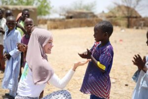 Gamze Özçelik Instagram - Beni masum gönüllerde arayın diyen Rabbim.. Seni mazlumun duasında, yetimin gülüşünde buldum. Artık senden büyük sevgili, yolundan büyük sevda yoktur bize...❤️ @umudakosanlar #UmudaKosanlar #UmutPınarları #Chad #Cameroon . 📷: @yavuzatalaycomtr @huseyintuncabayin