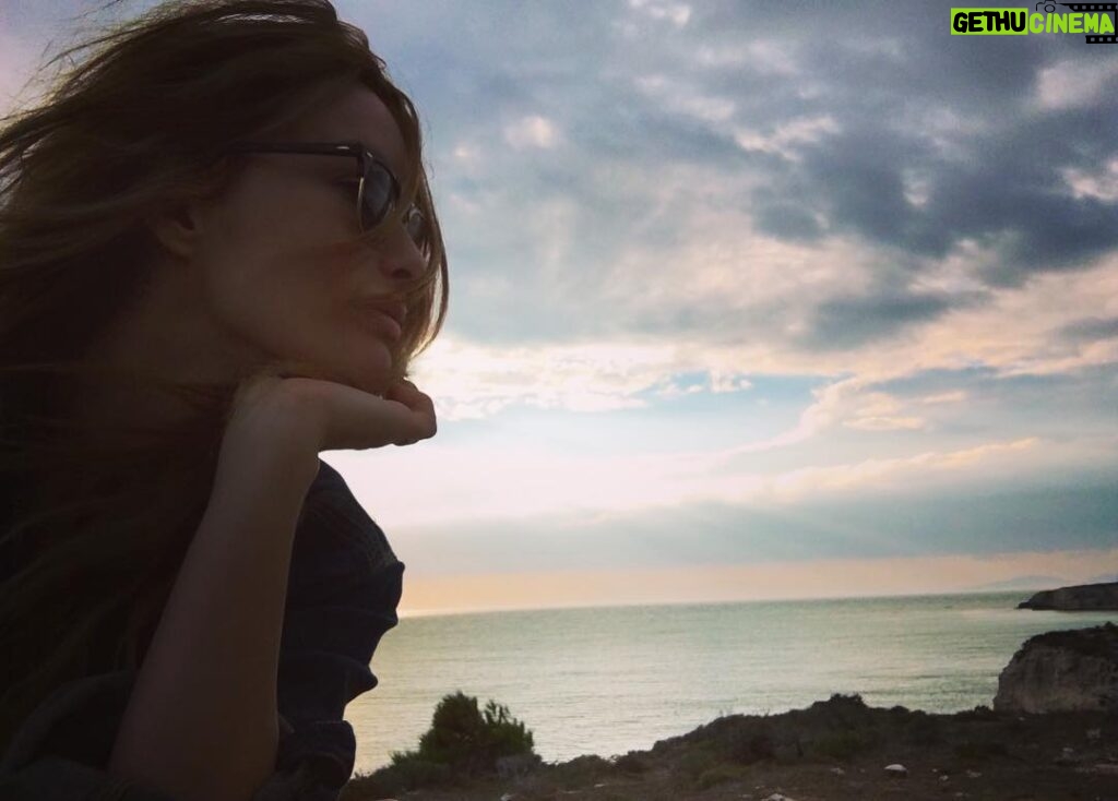Gamze Özçelik Instagram - Gökyüzüm var benim.. Denizim, toprağım, huzurum, şükrüm var.. Daha ne olsun? #HamdOlsun 🤗💙
