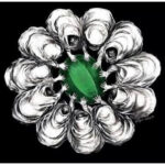 Gamze Özçelik Instagram - Her okuduğum da, her görüntüleri izlediğim de gözyaşlarıma hakim olamadığım, içimi cayır cayır yakan #Srebrenica soykırımının 22. yılındayız... Güvendiler, teslim oldular, ihanete uğrayıp Avrupa'nın ortasında katledildiler 😥 Suçları Müslüman olmaktı.. Dünya döndükçe dinmeyecek büyük acılar kaldı geride. Mavi mavi kelebekler konuyor toplu mezarların üstüne, yer gösterir gibi.. Gökyüzüne acı feryatlar yükselirken, Sırplar bu günü bayram olarak kutlamaya devam ediyor... Hiçbir zaman unutulmayacak ve inanın bu utanç sizin yakanızı hiçbir zaman bırakmayacak.... Unutma! Unutturma! #srebrenicagenocide #Bosnia #Serbia #Shame #Alijaİzetbegovic #8372 🦋