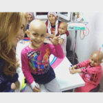 Gamze Özçelik Instagram - KÖK HÜCRE🌸 Kendi kendine yenilenebilen ve her türlü vücut hücresine dönüşebilen ana hücre... Hepimizde var. Bağışlamanın hiçbir zararı yok.❤️ Senelerdir kök hücre bekleyen yavrularımız var ve donör olmak çok kolay.. Zaman ise aleyhlerine işliyor..⌚️😔 #DonörOlHayatKurtar #BiTutarsa #BelkiDeSensin #KökHücreDonörlüğü #İlikNakli 👐🏻 (Nasıl donör olabileceğiniz son resimde anlatılmaktadır 💕) Okmeydanı Cocuk Onkolojı Bolumunde