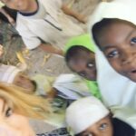 Gamze Özçelik Instagram - Sizi ne kadar özlediğimi anlatmamın, bir yolu yok sanırım çikolata çocuklarım 🍫 ❤️ #Africaiscalling 🔔 #Tanzania #ZanziBar#Ghana #Africa #Love #tb Hayırlı Cumalar🌹