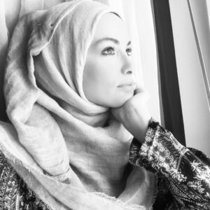 Gamze Özçelik Instagram - Alemlerin nuru, yolumuzun güneşi Efendimiz, Ya ResulAllah🌹.. Sevdan sevdamız, yolun yolumuzdur. Rabbim yolumuzu kolaylaştırsın, ayaklarımızı sabit kılsın. Miraç Kandilimiz hayırlara vesile olsun... 👐🏻🏮(Dua edin canlar. Çok istiyorum.;) Ucunda rızaya bir adım daha yaklaşmak var. 😉🙌🏻) #miraçkandili