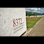 Gamze Özçelik Instagram - Her okuduğum da, her görüntüleri izlediğim de gözyaşlarıma hakim olamadığım, içimi cayır cayır yakan #Srebrenica soykırımının 22. yılındayız... Güvendiler, teslim oldular, ihanete uğrayıp Avrupa'nın ortasında katledildiler 😥 Suçları Müslüman olmaktı.. Dünya döndükçe dinmeyecek büyük acılar kaldı geride. Mavi mavi kelebekler konuyor toplu mezarların üstüne, yer gösterir gibi.. Gökyüzüne acı feryatlar yükselirken, Sırplar bu günü bayram olarak kutlamaya devam ediyor... Hiçbir zaman unutulmayacak ve inanın bu utanç sizin yakanızı hiçbir zaman bırakmayacak.... Unutma! Unutturma! #srebrenicagenocide #Bosnia #Serbia #Shame #Alijaİzetbegovic #8372 🦋