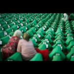 Gamze Özçelik Instagram - Her okuduğum da, her görüntüleri izlediğim de gözyaşlarıma hakim olamadığım, içimi cayır cayır yakan #Srebrenica soykırımının 22. yılındayız... Güvendiler, teslim oldular, ihanete uğrayıp Avrupa'nın ortasında katledildiler 😥 Suçları Müslüman olmaktı.. Dünya döndükçe dinmeyecek büyük acılar kaldı geride. Mavi mavi kelebekler konuyor toplu mezarların üstüne, yer gösterir gibi.. Gökyüzüne acı feryatlar yükselirken, Sırplar bu günü bayram olarak kutlamaya devam ediyor... Hiçbir zaman unutulmayacak ve inanın bu utanç sizin yakanızı hiçbir zaman bırakmayacak.... Unutma! Unutturma! #srebrenicagenocide #Bosnia #Serbia #Shame #Alijaİzetbegovic #8372 🦋