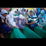 Gamze Özçelik Instagram - Her okuduğum da, her görüntüleri izlediğim de gözyaşlarıma hakim olamadığım, içimi cayır cayır yakan #Srebrenica soykırımının 22. yılındayız... Güvendiler, teslim oldular, ihanete uğrayıp Avrupa'nın ortasında katledildiler 😥 Suçları Müslüman olmaktı.. Dünya döndükçe dinmeyecek büyük acılar kaldı geride. Mavi mavi kelebekler konuyor toplu mezarların üstüne, yer gösterir gibi.. Gökyüzüne acı feryatlar yükselirken, Sırplar bu günü bayram olarak kutlamaya devam ediyor... Hiçbir zaman unutulmayacak ve inanın bu utanç sizin yakanızı hiçbir zaman bırakmayacak.... Unutma! Unutturma! #srebrenicagenocide #Bosnia #Serbia #Shame #Alijaİzetbegovic #8372 🦋