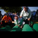 Gamze Özçelik Instagram - Her okuduğum da, her görüntüleri izlediğim de gözyaşlarıma hakim olamadığım, içimi cayır cayır yakan #Srebrenica soykırımının 22. yılındayız... Güvendiler, teslim oldular, ihanete uğrayıp Avrupa'nın ortasında katledildiler 😥 Suçları Müslüman olmaktı.. Dünya döndükçe dinmeyecek büyük acılar kaldı geride. Mavi mavi kelebekler konuyor toplu mezarların üstüne, yer gösterir gibi.. Gökyüzüne acı feryatlar yükselirken, Sırplar bu günü bayram olarak kutlamaya devam ediyor... Hiçbir zaman unutulmayacak ve inanın bu utanç sizin yakanızı hiçbir zaman bırakmayacak.... Unutma! Unutturma! #srebrenicagenocide #Bosnia #Serbia #Shame #Alijaİzetbegovic #8372 🦋