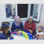 Gamze Özçelik Instagram - KÖK HÜCRE🌸 Kendi kendine yenilenebilen ve her türlü vücut hücresine dönüşebilen ana hücre... Hepimizde var. Bağışlamanın hiçbir zararı yok.❤️ Senelerdir kök hücre bekleyen yavrularımız var ve donör olmak çok kolay.. Zaman ise aleyhlerine işliyor..⌚️😔 #DonörOlHayatKurtar #BiTutarsa #BelkiDeSensin #KökHücreDonörlüğü #İlikNakli 👐🏻 (Nasıl donör olabileceğiniz son resimde anlatılmaktadır 💕) Okmeydanı Cocuk Onkolojı Bolumunde