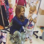Gamze Özçelik Instagram - KÖK HÜCRE🌸 Kendi kendine yenilenebilen ve her türlü vücut hücresine dönüşebilen ana hücre... Hepimizde var. Bağışlamanın hiçbir zararı yok.❤️ Senelerdir kök hücre bekleyen yavrularımız var ve donör olmak çok kolay.. Zaman ise aleyhlerine işliyor..⌚️😔 #DonörOlHayatKurtar #BiTutarsa #BelkiDeSensin #KökHücreDonörlüğü #İlikNakli 👐🏻 (Nasıl donör olabileceğiniz son resimde anlatılmaktadır 💕) Okmeydanı Cocuk Onkolojı Bolumunde
