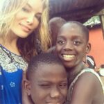 Gamze Özçelik Instagram - Sizi ne kadar özlediğimi anlatmamın, bir yolu yok sanırım çikolata çocuklarım 🍫 ❤️ #Africaiscalling 🔔 #Tanzania #ZanziBar#Ghana #Africa #Love #tb Hayırlı Cumalar🌹
