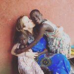 Gamze Özçelik Instagram - Sizi ne kadar özlediğimi anlatmamın, bir yolu yok sanırım çikolata çocuklarım 🍫 ❤️ #Africaiscalling 🔔 #Tanzania #ZanziBar#Ghana #Africa #Love #tb Hayırlı Cumalar🌹