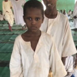 Gamze Özçelik Instagram - Sudan'dan çok güzel haberlerimiz var sizlere.🔊 Yardımlarınız sayesinde, iç savaştan çıkarılıp getirilmiş yetimlerimize güneş doğdu bugün. En az iki, üç aylık erzakları alındı yetimhanemizin, yüzlerce çocuğumuzun senelik barınma masrafları teslim edildi ellerine, hasırlar alındı toz toprak yerine üzerinde otursunlar, çalışsınlar diye. Daha başlangıçtayız. Önümüzdeki günlerde ve kadir gecesinde kesilecek kurbanlarla verilecek iftarlarımız, yemeklerimiz var. Yetimhanemiz kendi masraflarını karşılamaya başlayabilsin hem de çocuklarımız ekmek yiyebilsin diye başlayacağımız fırın projemiz var. Üstlenilecek başka çocuklarımız daha var. Emeği geçenlerden Allah razı olsun. 🤗 #Turkey #Sudan 🇹🇷 🇸🇩 #AbdulSamed #Ishak #Mustafa #AhmedAdem #ElHafız 👶🏾👦🏾 Hamd olsun❤️🌹