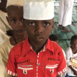 Gamze Özçelik Instagram - Sudan'dan çok güzel haberlerimiz var sizlere.🔊 Yardımlarınız sayesinde, iç savaştan çıkarılıp getirilmiş yetimlerimize güneş doğdu bugün. En az iki, üç aylık erzakları alındı yetimhanemizin, yüzlerce çocuğumuzun senelik barınma masrafları teslim edildi ellerine, hasırlar alındı toz toprak yerine üzerinde otursunlar, çalışsınlar diye. Daha başlangıçtayız. Önümüzdeki günlerde ve kadir gecesinde kesilecek kurbanlarla verilecek iftarlarımız, yemeklerimiz var. Yetimhanemiz kendi masraflarını karşılamaya başlayabilsin hem de çocuklarımız ekmek yiyebilsin diye başlayacağımız fırın projemiz var. Üstlenilecek başka çocuklarımız daha var. Emeği geçenlerden Allah razı olsun. 🤗 #Turkey #Sudan 🇹🇷 🇸🇩 #AbdulSamed #Ishak #Mustafa #AhmedAdem #ElHafız 👶🏾👦🏾 Hamd olsun❤️🌹