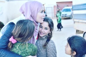 Gamze Özçelik Instagram - Her fotograf, her gülüş ayrı bir hikaye yazdı gönlüme. Sanki an içinde an yaşandı da, biz kısa bir süreliğine farklı bir boyuta geçtik. İçinde savaş, babasızlık, yalnızlık, yokluk ve sığınma vardı ama biz sadece güneşi, gülüşleri, güzelliği görüyorduk. Masmaviydi gökyüzü, yemyeşildi dünya.. 💚💙 @umudakosanlar #Syria #İdlib #Love #Orphan #Orphanage #SavaşınÇocukları 📷: @yavuzatalaycomtr