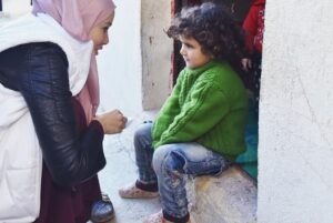 Gamze Özçelik Instagram - Her fotograf, her gülüş ayrı bir hikaye yazdı gönlüme. Sanki an içinde an yaşandı da, biz kısa bir süreliğine farklı bir boyuta geçtik. İçinde savaş, babasızlık, yalnızlık, yokluk ve sığınma vardı ama biz sadece güneşi, gülüşleri, güzelliği görüyorduk. Masmaviydi gökyüzü, yemyeşildi dünya.. 💚💙 @umudakosanlar #Syria #İdlib #Love #Orphan #Orphanage #SavaşınÇocukları 📷: @yavuzatalaycomtr