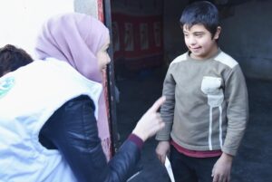 Gamze Özçelik Instagram - Her fotograf, her gülüş ayrı bir hikaye yazdı gönlüme. Sanki an içinde an yaşandı da, biz kısa bir süreliğine farklı bir boyuta geçtik. İçinde savaş, babasızlık, yalnızlık, yokluk ve sığınma vardı ama biz sadece güneşi, gülüşleri, güzelliği görüyorduk. Masmaviydi gökyüzü, yemyeşildi dünya.. 💚💙 @umudakosanlar #Syria #İdlib #Love #Orphan #Orphanage #SavaşınÇocukları 📷: @yavuzatalaycomtr