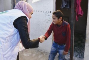 Gamze Özçelik Instagram - Her fotograf, her gülüş ayrı bir hikaye yazdı gönlüme. Sanki an içinde an yaşandı da, biz kısa bir süreliğine farklı bir boyuta geçtik. İçinde savaş, babasızlık, yalnızlık, yokluk ve sığınma vardı ama biz sadece güneşi, gülüşleri, güzelliği görüyorduk. Masmaviydi gökyüzü, yemyeşildi dünya.. 💚💙 @umudakosanlar #Syria #İdlib #Love #Orphan #Orphanage #SavaşınÇocukları 📷: @yavuzatalaycomtr