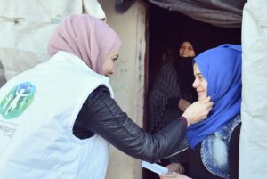 Gamze Özçelik Instagram - Her fotograf, her gülüş ayrı bir hikaye yazdı gönlüme. Sanki an içinde an yaşandı da, biz kısa bir süreliğine farklı bir boyuta geçtik. İçinde savaş, babasızlık, yalnızlık, yokluk ve sığınma vardı ama biz sadece güneşi, gülüşleri, güzelliği görüyorduk. Masmaviydi gökyüzü, yemyeşildi dünya.. 💚💙 @umudakosanlar #Syria #İdlib #Love #Orphan #Orphanage #SavaşınÇocukları 📷: @yavuzatalaycomtr