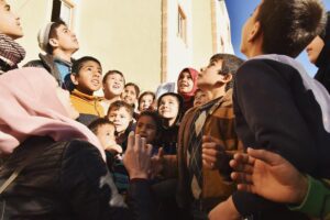 Gamze Özçelik Instagram - Her fotograf, her gülüş ayrı bir hikaye yazdı gönlüme. Sanki an içinde an yaşandı da, biz kısa bir süreliğine farklı bir boyuta geçtik. İçinde savaş, babasızlık, yalnızlık, yokluk ve sığınma vardı ama biz sadece güneşi, gülüşleri, güzelliği görüyorduk. Masmaviydi gökyüzü, yemyeşildi dünya.. 💚💙 @umudakosanlar #Syria #İdlib #Love #Orphan #Orphanage #SavaşınÇocukları 📷: @yavuzatalaycomtr İdlib, Suriye