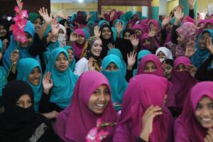 Gamze Özçelik Instagram - Hikayelerimiz farklı olsa da, hayallerimiz ve umutlarımız hep rengarenk bizim.🌷
@umudakosanlar #UmudaKosanlar #CoxBazar #Bangladesh #Orphanage #ArakanlıMülteciKampları