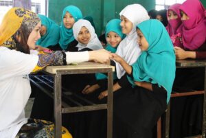 Gamze Özçelik Instagram - Hikayelerimiz farklı olsa da, hayallerimiz ve umutlarımız hep rengarenk bizim.🌷
@umudakosanlar #UmudaKosanlar #CoxBazar #Bangladesh #Orphanage #ArakanlıMülteciKampları