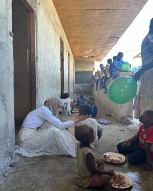 Gamze Özçelik Instagram - Sizi çok özledim çocuklar..🤍 Kahkahalarınızı, saflığınızı, sarılmalarınızı…

@umudakosanlar #UmudaKosanlar #Orphan #Orphanage #Tanzania

📷: @saidtetik