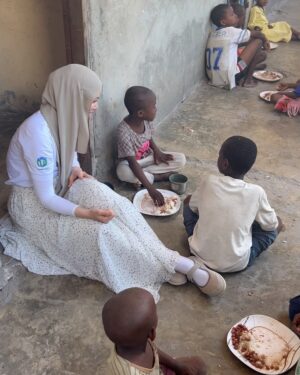 Gamze Özçelik Instagram - Sizi çok özledim çocuklar..🤍 Kahkahalarınızı, saflığınızı, sarılmalarınızı…

@umudakosanlar #UmudaKosanlar #Orphan #Orphanage #Tanzania

📷: @saidtetik