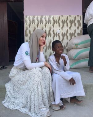 Gamze Özçelik Instagram - Sizi çok özledim çocuklar..🤍 Kahkahalarınızı, saflığınızı, sarılmalarınızı…

@umudakosanlar #UmudaKosanlar #Orphan #Orphanage #Tanzania

📷: @saidtetik