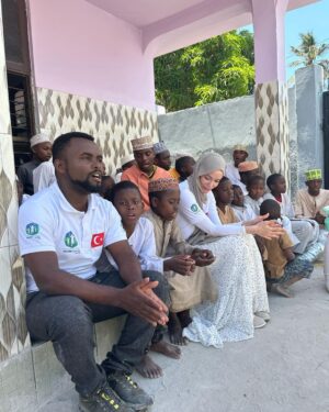 Gamze Özçelik Instagram - Sizi çok özledim çocuklar..🤍 Kahkahalarınızı, saflığınızı, sarılmalarınızı…

@umudakosanlar #UmudaKosanlar #Orphan #Orphanage #Tanzania

📷: @saidtetik