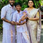 Gayathri Yuvraaj Instagram - We thank everyone who gave us love and blessings on our anniversary ❤️❤️ Family outfit : @sreekamakshisilk Blouse by : @elitebridalstore