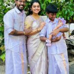 Gayathri Yuvraaj Instagram - We thank everyone who gave us love and blessings on our anniversary ❤️❤️ Family outfit : @sreekamakshisilk Blouse by : @elitebridalstore