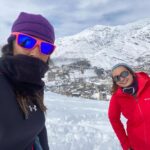 Gelare Abbasi Instagram - امروز پیش به سوی بهتر شدن جهانم ❄️❤️ رسیدن به قله در برف قصه ی دیگریست که باید هزار بار بخوانمش ❄️❤️💪💕❤️ با خانم مربی عزیزم ✌️ @j.kia