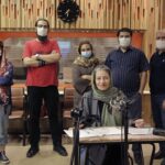 Gelare Abbasi Instagram - چقدر این عکس را دوست دارم .یک همدلی گروهی .جای بقیه دوستان سوینایی خالی . امشب فیلم «مادر » به کارگردانی استاد علی حاتمی با صدای گرم بانو احترام برومند از رادیو سوینا پخش می شود . دوستان نازنین فیلم شنیدن عادت من شده . یک عادت شیرین . شما هم می توانید فیلم ها را به صورت پادکست در رادیو سوینا بشنوید . https://t.me/radio_sevina @kkasirian @beigzadeh_mehrnoush @sevinagroup @ehteramboroumand @afshinziaian