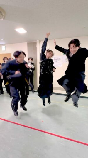 Gen Hoshino Instagram - 今年の年越しはYOASOBIの2人とジャンプ！
#HappyNewYear #YOASOBI