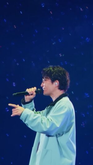Gen Hoshino Instagram - 今年1月に横浜アリーナで演奏した「喜劇」のライブ映像をYouTubeで公開しました。音楽と会場の1万3000人が混ざり合ったあの瞬間は、本当にかけがえのないものでした。また会える日を楽しみにしています。

A live concert performance of “Comedy” is now up on YouTube. The concert, held in Yokohama Arena in January of this year, was my first time in 3 years performing in front of a live audience. There’s really nothing in this world like singing in front of people for the first time in forever and watching my music blend together with a crowd of nearly 13,000 of my fans.

「喜劇」現場影像已經在YouTube公開了。今年 1 月在橫濱體育館舉行了 3 年以來首次的有觀眾演唱會。久違的在人們面前唱歌，音樂和1萬3000人混在一起的那一刻真的是無可替代。

「喜劇 / Comedy」의 라이브 영상을 YouTube에서 공개했습니다.
올해 1월에 요코하마 아리나에서 3년 만에 개최한 유관객 콘서트.
오랜만에 관객분들 앞에서 노래를 하고, 음악으로 1만 3천 명이 하나가 되었던 그 순간은 정말 더할 나위 없는 시간이었습니다.

#YP_Reassembly #星野源喜劇