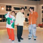 Gen Hoshino Instagram - YOASOBIとの「SUN」最高でしたね。一緒に歌ってくれてすごく嬉しかったです。リハも2日間しっかりやって、色々と話もできて楽しかった。 あの大人数での生演奏（バンドも、ストリングスの皆さんも全員生です）、はとても貴重で中々できないものです。そしてイレブンプレイのみんなも一緒にダンスしてくれて、色々と思い出したり、感慨深い気持ちになりました。またツアーがしたい。 そして「創造」は朝までかかったけどめちゃくちゃ楽しかったです。どうやって撮影したかは、今度のオールナイトニッポンで。 #君の声が聴きたい #YOASOBI #星野源 #創造 #SUN #スーパーニンテンドーワールド #2枚目の2人の温度差